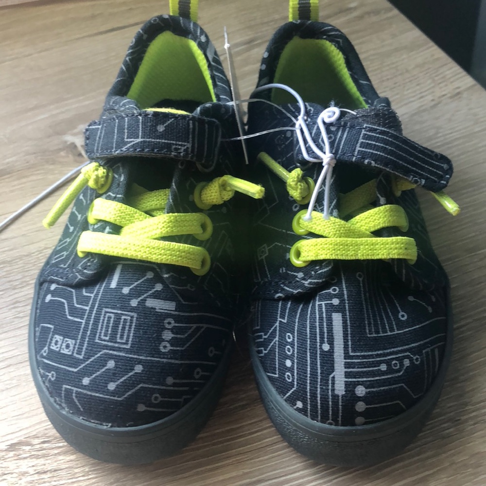 Size 6 boys cat and jack shoes